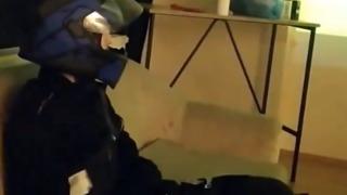 Paketini teslim etti, eve girip derbiyi izledi! Motorlu kuryenin o görüntüleri sosyal medyada gündem oldu