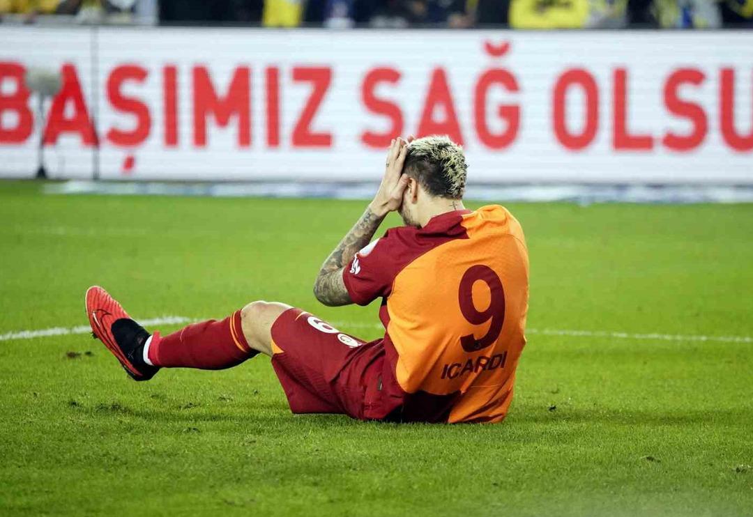 Galatasaray'da Icardi'nin son halini g&ouml;renler bakamıyor! Y&uuml;z&uuml;n&uuml; direğe &ccedil;arpan golc&uuml; oyuncunun elmacık kemiği kırıldı