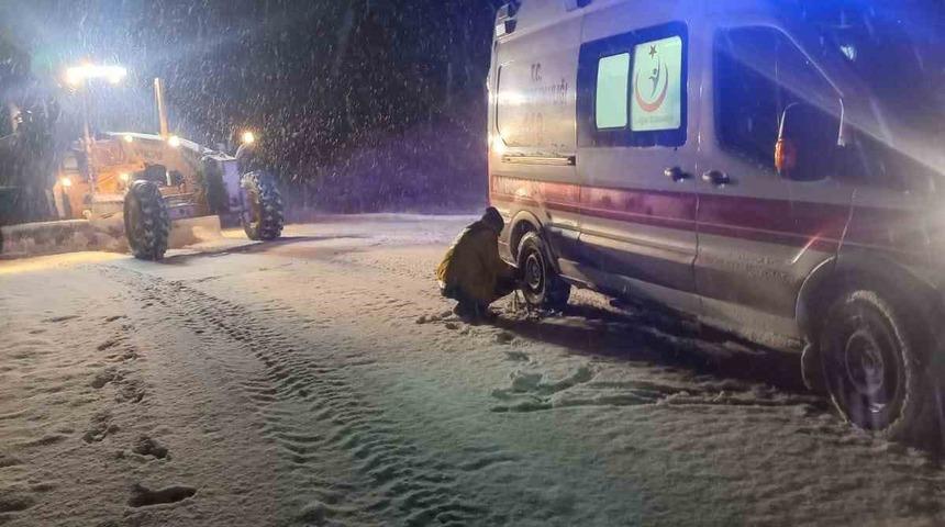 Kar nedeniyle köyde mahsur kalan hasta uzun uğraşlar sonucu hastaneye kaldırıldı
