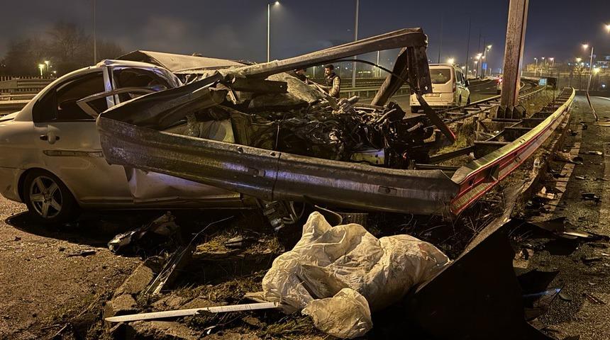 Düzce'de bariyere çarpan otomobildeki 2 kişi yaralandı