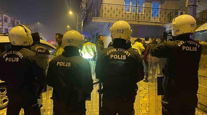 Uşak&rsquo;ta &ldquo;dur&rdquo; ihtarına uymayan ş&uuml;pheliler polis aracını yumrukladı