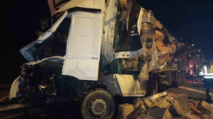 TEM Otoyolu&rsquo;nda kontrolden &ccedil;ıkan kuruyemiş y&uuml;kl&uuml; tır bariyerlere girdi: 1 yaralı