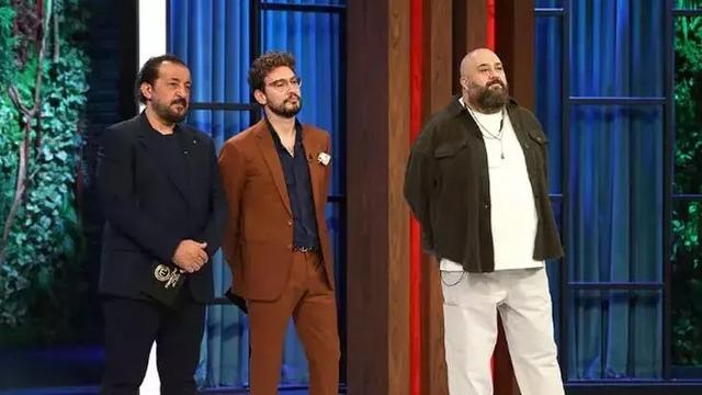 MasterChef eleme gecesinde duygusal veda! Batuhan'ın sözleri şefleri duygulandırdı: Kupayı ve önlüğü kaçırdım belki ama...