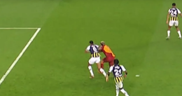 Fenerbahçe - Galatasaray derbisinin önüne geçti! Icardi'nin Djiku ile girdiği pozisyon penaltı mı? Eski hakemler açıkladı! G4