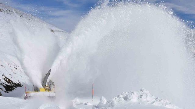 Hakkari’de kardan kapanan köy yollarında hummalı çalışma