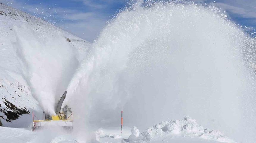 Hakkari’de kardan kapanan köy yollarında hummalı çalışma