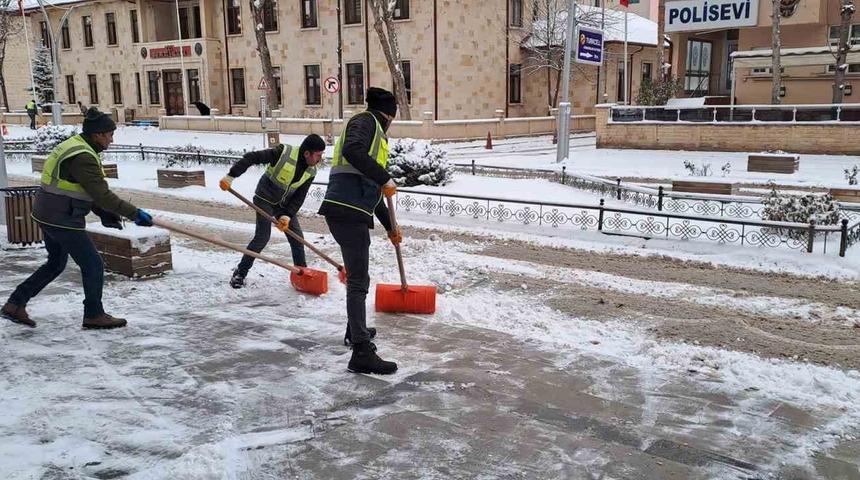 Bayburt Belediyesi yaya ve s&uuml;r&uuml;c&uuml;ler i&ccedil;in seferber oluyor: Karla m&uuml;cadele aralıksız s&uuml;r&uuml;yor