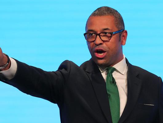 İngiltere İçişleri Bakanı James Cleverly'in karısı için yaptığı 'tecavüz hapı' şakası ülkede tepki topladı! 'İstifa sesleri' yükseldi