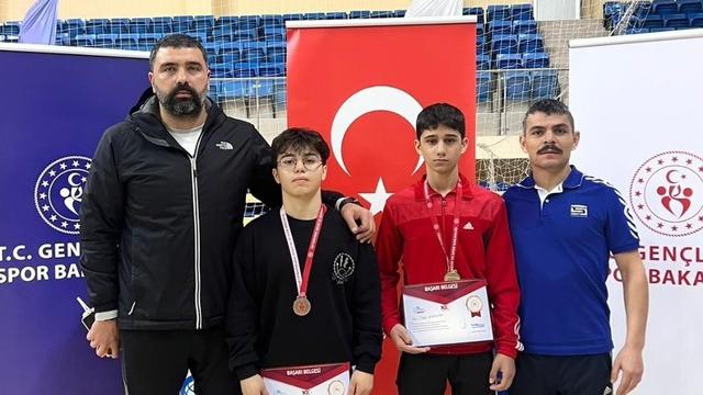 Eskişehirli sporcular güreşte Türkiye 3’üncüsü oldu