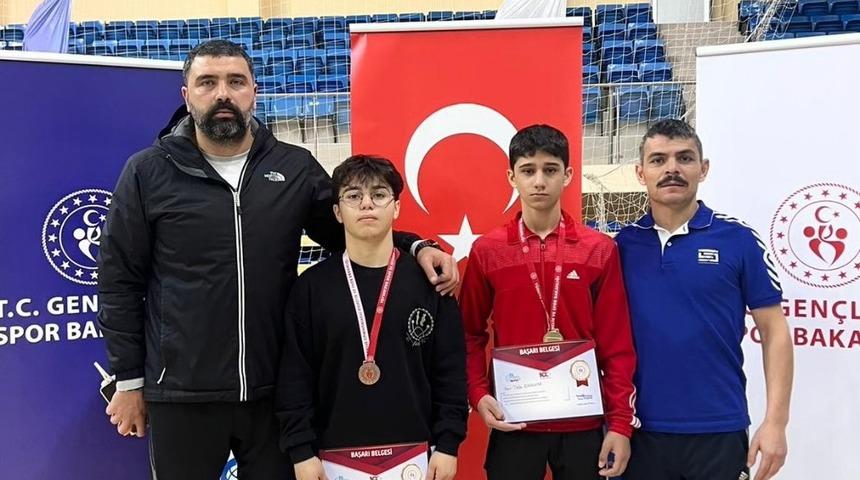 Eskişehirli sporcular güreşte Türkiye 3’üncüsü oldu