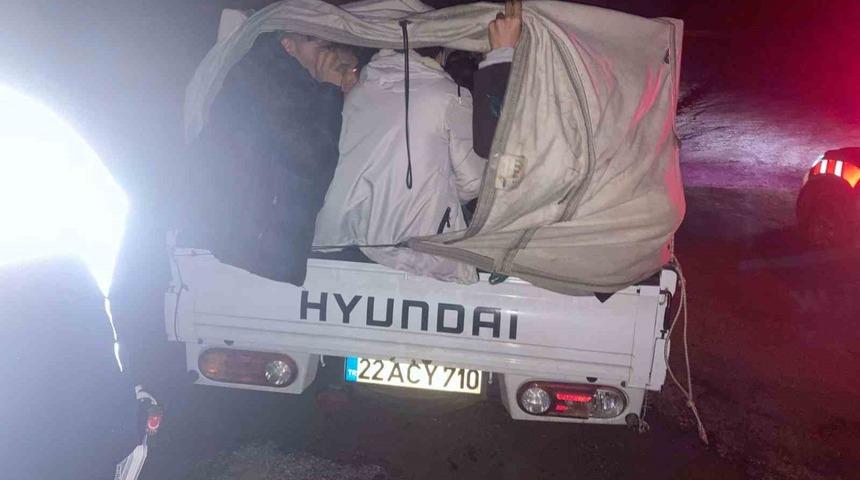 Ayvacık’ta kamyonet kasasından 31 kaçak göçmen çıktı