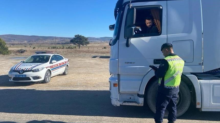 Jandarma 237 sürücüye 415 bin 298 TL para cezası kesti