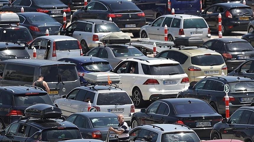 Yurt dışından emeklilerin yabancı plakalı taşıtları T&uuml;rkiye'de aralıksız 4 yıl kalabilecek