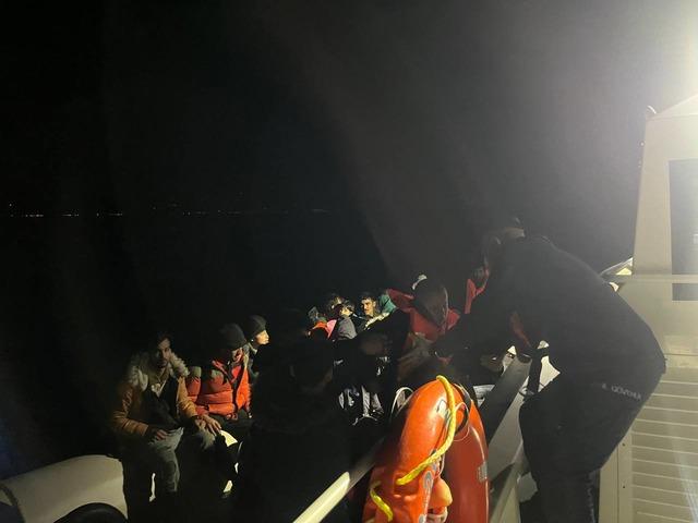 Çanakkale açıklarında 128 düzensiz göçmen yakalandı