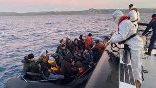 Çanakkale açıklarında 128 düzensiz göçmen yakalandı
