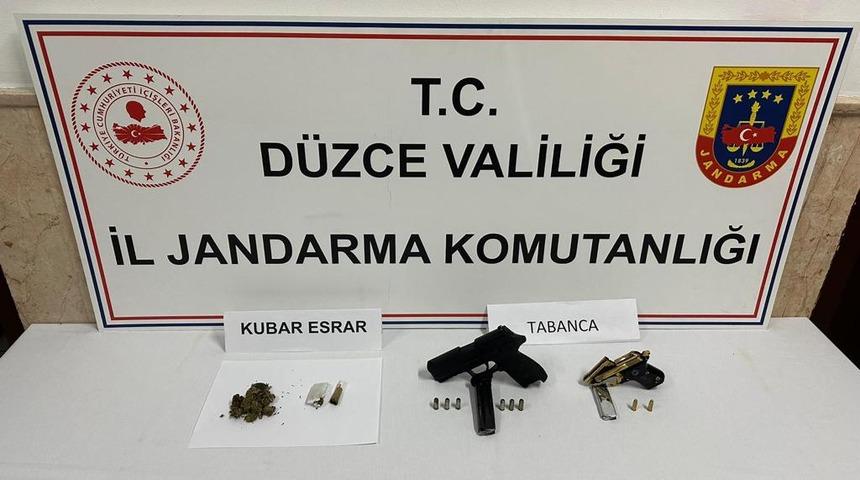 Yol kontrolleri sırasında araçtan şampuan kutusunda gizlenmiş uyuşturucu ele geçirildi