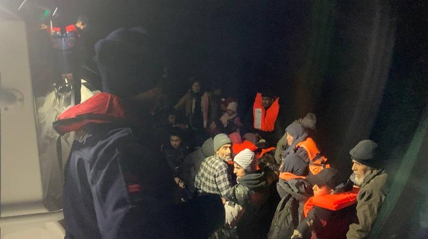 İzmir açıklarında 55 düzensiz göçmen yakalandı