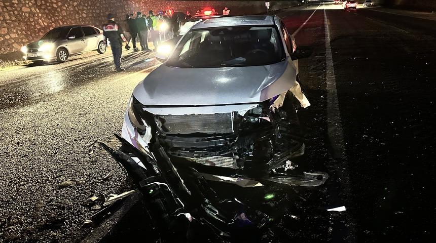 Adıyaman'da iki otomobilin çarpıştığı kazada 2 kişi yaralandı