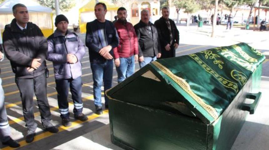 Cesedi valizde parka atılan bebeğin cenazesine 8 kişi katıldı