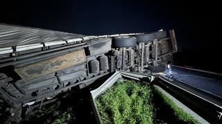 Anadolu Otoyolu'nda lastiği patlayan tır şarampole devrildi