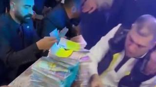 İstanbul'daki sünnet düğününde takı şovu! Paralar valizlere sığmadı, otomobil bile hediye eden oldu