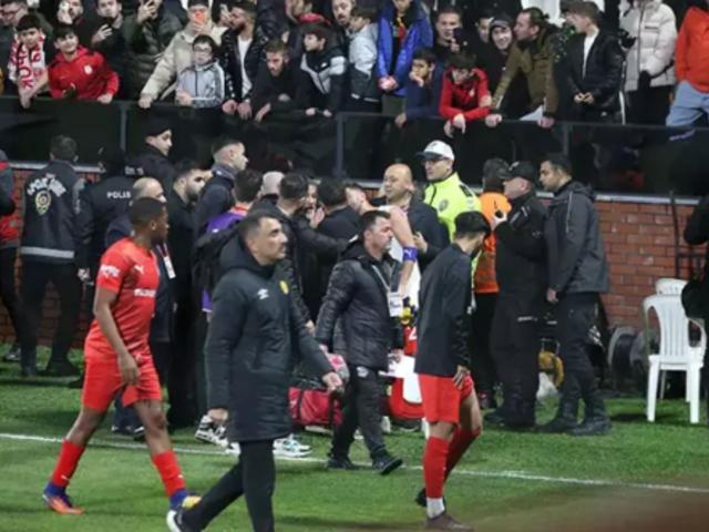 Emre Belözoğlu maç sonunda taraftarla birbirine girdi, sosyal medya karıştı: Artık şaşırtmıyor!