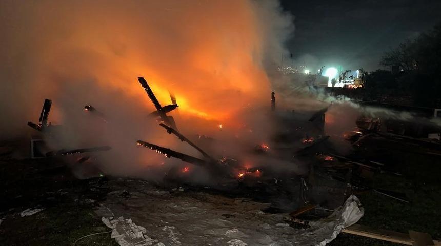 Antakya’da çadır yangını söndürüldü