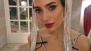 Kocaman fiyonk giyen Rachel Araz davet tarzıyla sosyal medyayı salladı! Bir bakan bir daha baktı