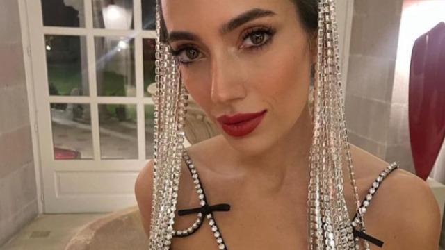 Kocaman fiyonk giyen Rachel Araz davet tarzıyla sosyal medyayı salladı! Bir bakan bir daha baktı