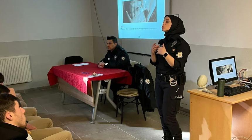 Polisten çocuklara ve gençlere bilgilendirme