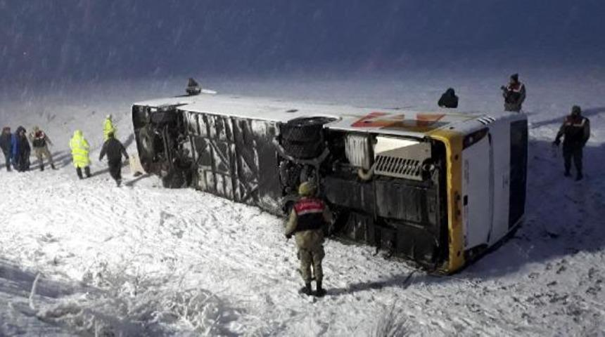 Erzurum'da İran plakalı yolcu otob&uuml;s&uuml; devrildi: 20 yaralı