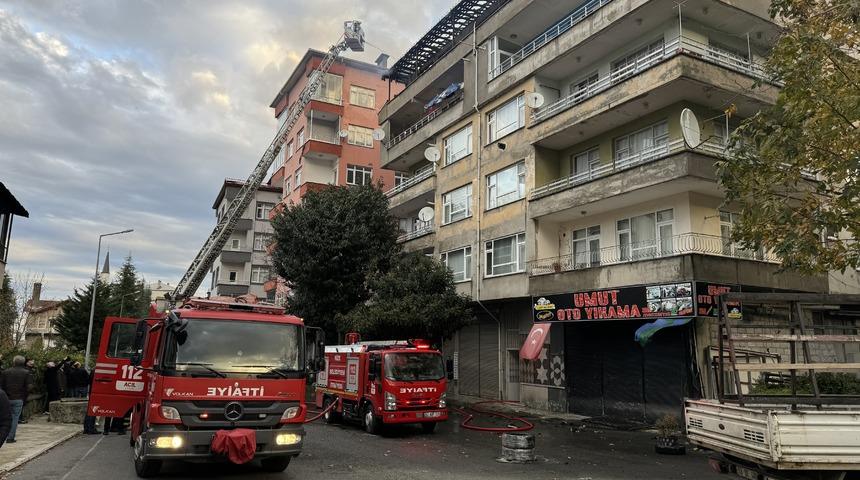 Rize'de beş katlı binanın çatısında çıkan yangın hasara yol açtı