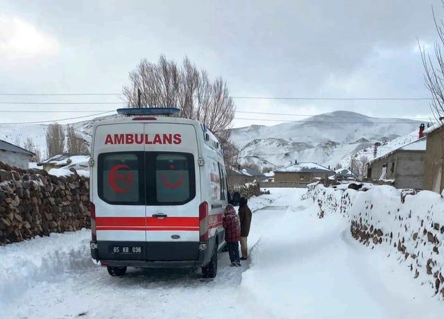 Van'da yolu kardan kapanan mahalledeki kanser hastasının imdadına ekipler yetişti