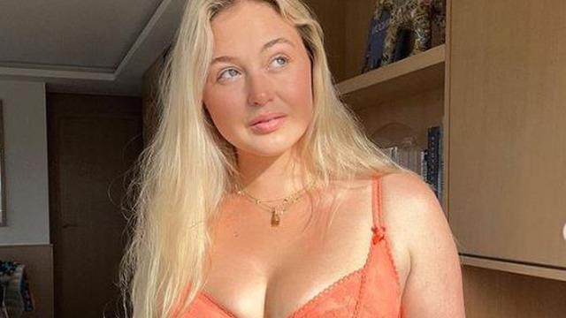 Iskra Lawrence kutudan çıkan iç çamaşırlarını tek tek giydi! 