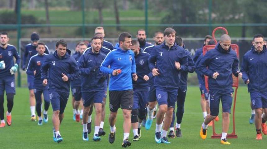 Medipol Başakşehir'de Emre Bel&ouml;zoğlu antrenmanı yarıda bıraktı