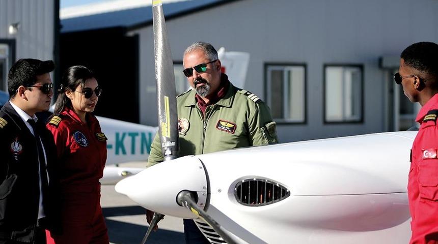 Genç pilotlar mezun olmadan iş teklifi alıyorlar