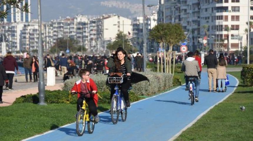 İzmirliler Kordon'da g&uuml;neşin tadını &ccedil;ıkardı