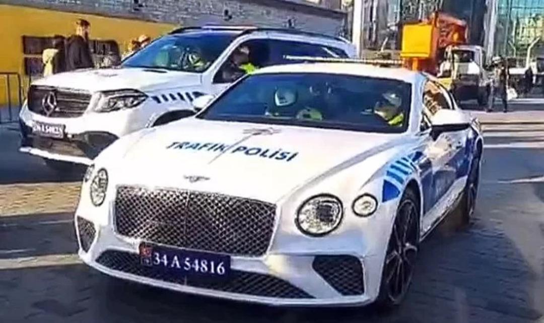  Aralarında Bentley,  Ferrari, Porsche ve Mercedes de var! İstanbul polisine tahsis edilen l&uuml;ks ara&ccedil;lar g&ouml;reve başladı! Taksim Meydanı'nda fotoğraf kuyruğu oluştu