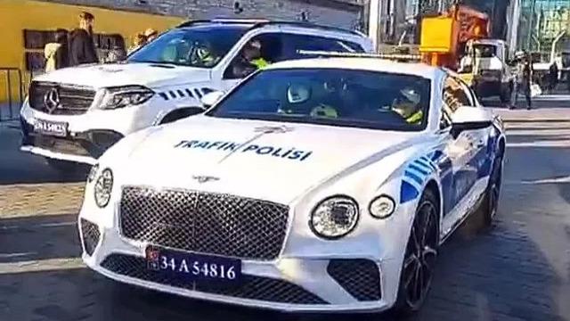  Aralarında Bentley,  Ferrari, Porsche ve Mercedes de var! İstanbul polisine tahsis edilen lüks araçlar göreve başladı! Taksim Meydanı'nda fotoğraf kuyruğu oluştu
