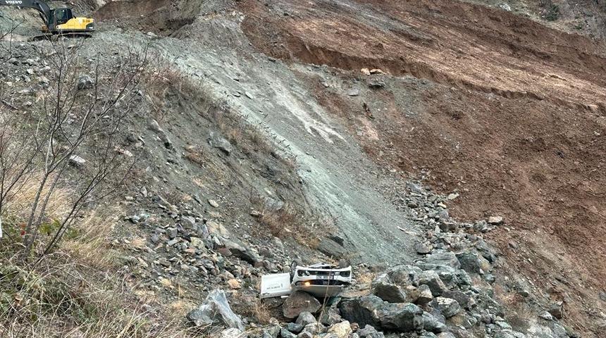 Heyelandan yola düşen kayanın isabet ettiği otomobil uçuruma yuvarlandı