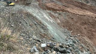 Heyelandan yola düşen kayanın isabet ettiği otomobil uçuruma yuvarlandı