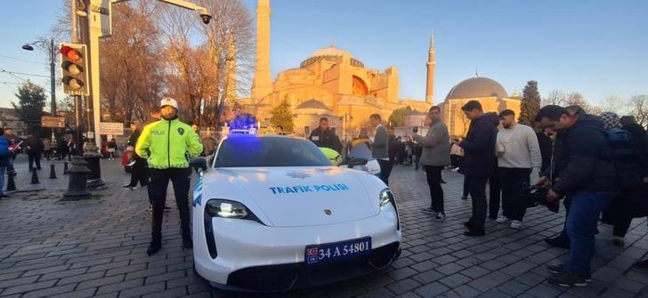  Aralarında Bentley,  Ferrari, Porsche ve Mercedes de var! İstanbul polisine tahsis edilen lüks araçlar göreve başladı! Taksim Meydanı'nda fotoğraf kuyruğu oluştu G3
