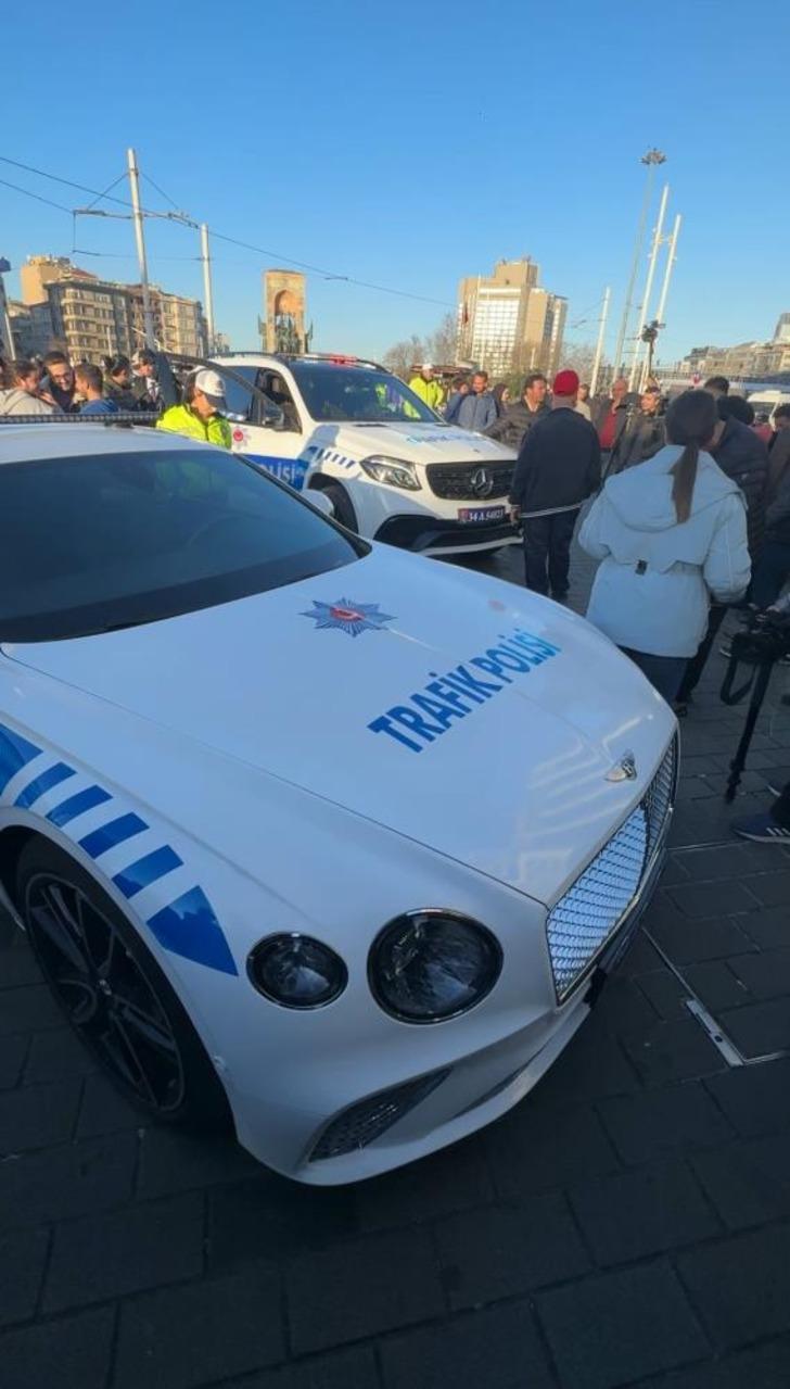 Aralarında Bentley,  Ferrari, Porsche ve Mercedes de var! İstanbul polisine tahsis edilen lüks araçlar göreve başladı! Taksim Meydanı'nda fotoğraf kuyruğu oluştu G2