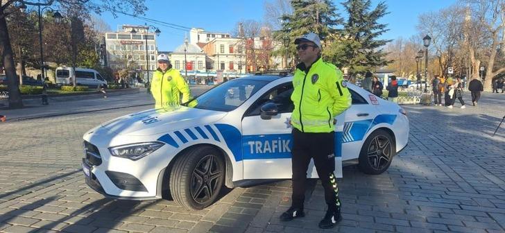  Aralarında Bentley,  Ferrari, Porsche ve Mercedes de var! İstanbul polisine tahsis edilen lüks araçlar göreve başladı! Taksim Meydanı'nda fotoğraf kuyruğu oluştu G4