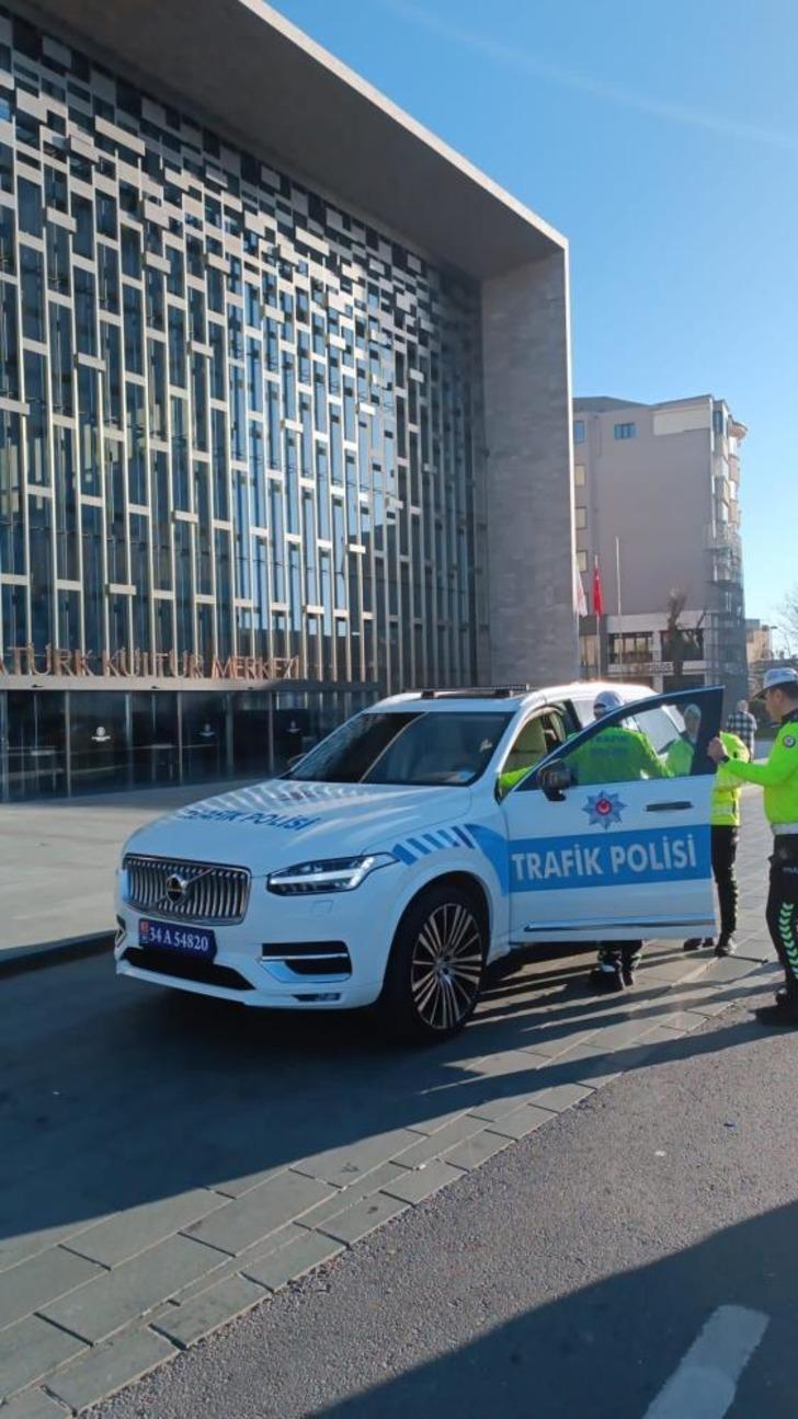  Aralarında Bentley,  Ferrari, Porsche ve Mercedes de var! İstanbul polisine tahsis edilen lüks araçlar göreve başladı! Taksim Meydanı'nda fotoğraf kuyruğu oluştu G5