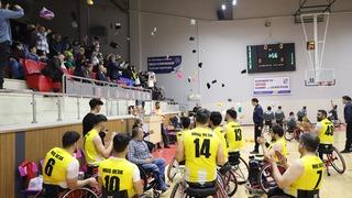 Karabük'te taraftarlar depremzede çocuklar için parkeye oyuncak attı