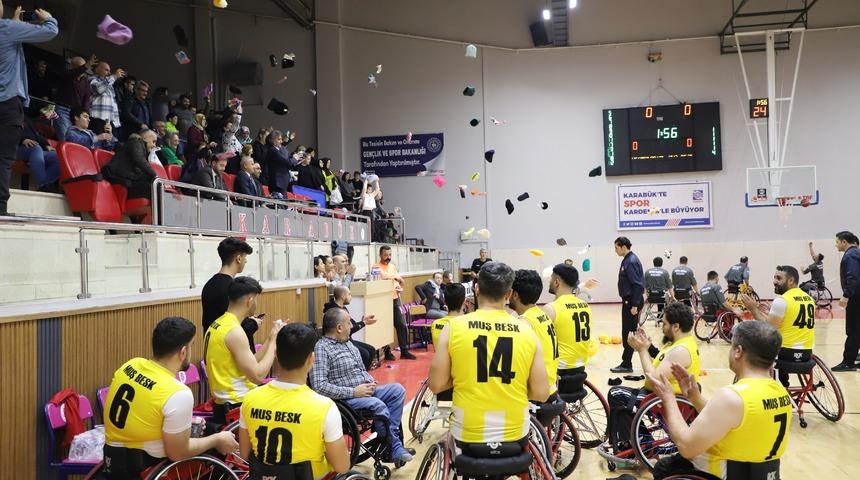 Karabük'te taraftarlar depremzede çocuklar için parkeye oyuncak attı