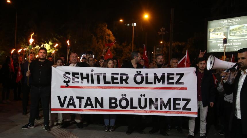 Antalya'da "Şehitlere Saygı" yürüyüşü düzenlendi