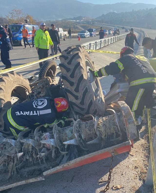 Denizli'de devrilen traktörün sürücüsü öldü