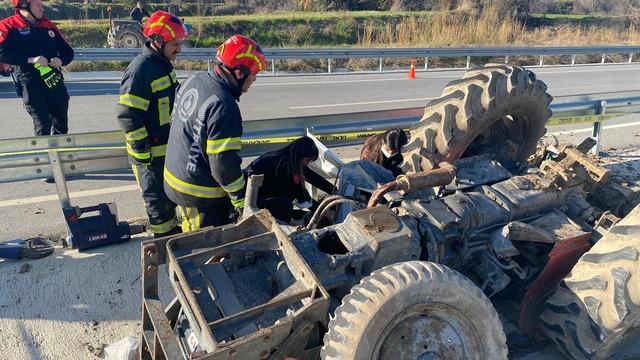 Denizli'de devrilen traktörün sürücüsü öldü